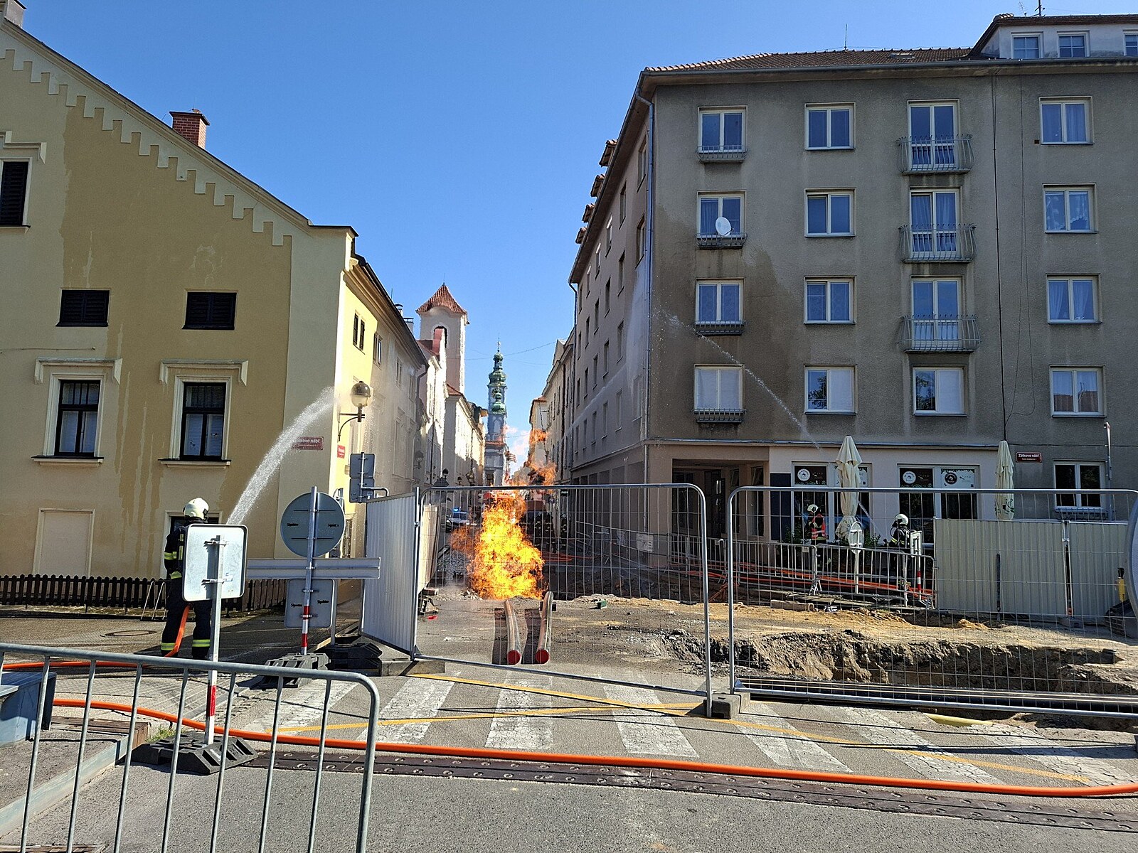 V Českých Budějovicích hoří plyn, plameny šlehají do pěti metrů. Jeden muž se popálil