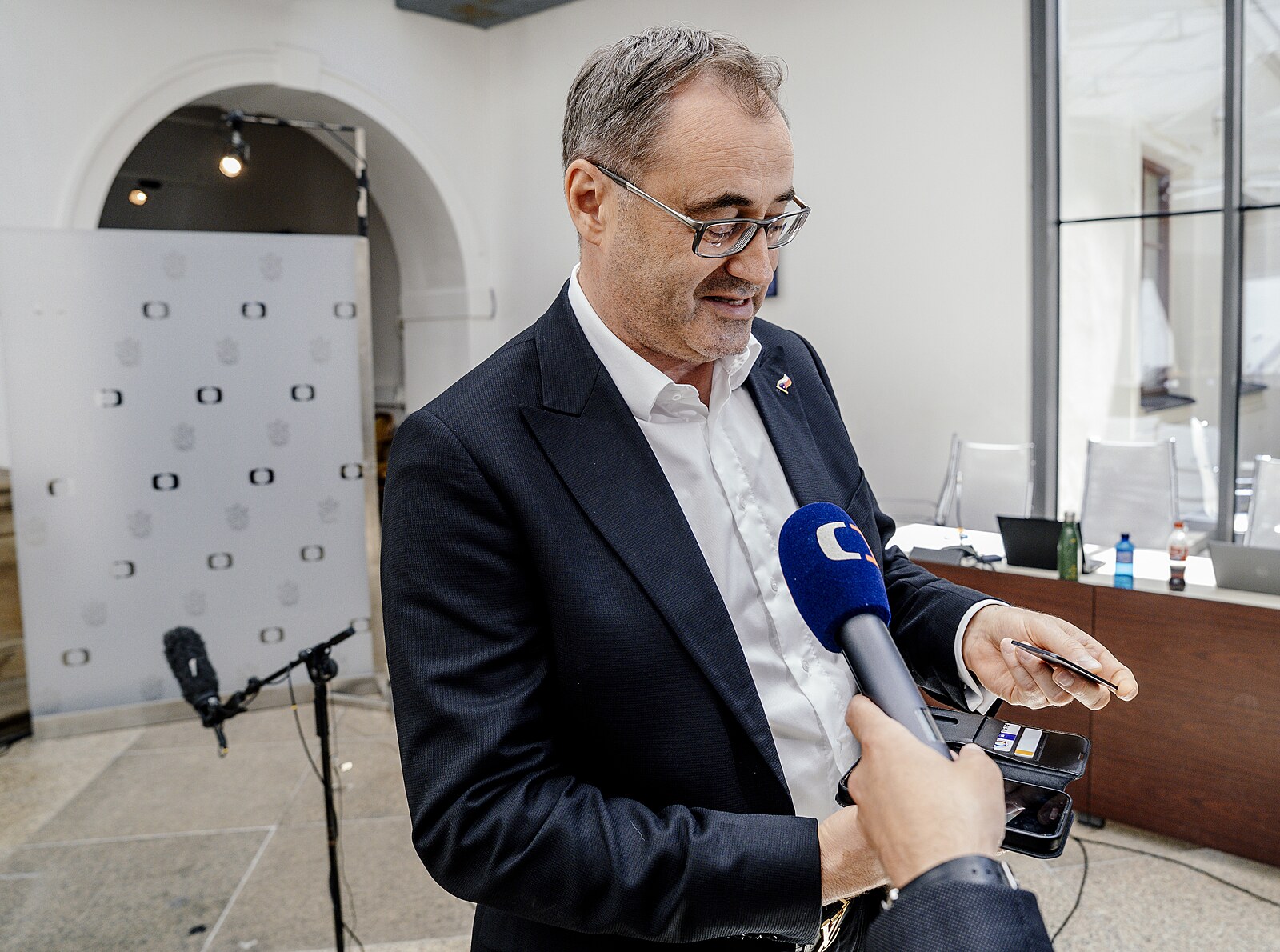 Podezřelý nález. V jednacím sále vlády leželo nahrávací zařízení, policii to nikdo neřekl