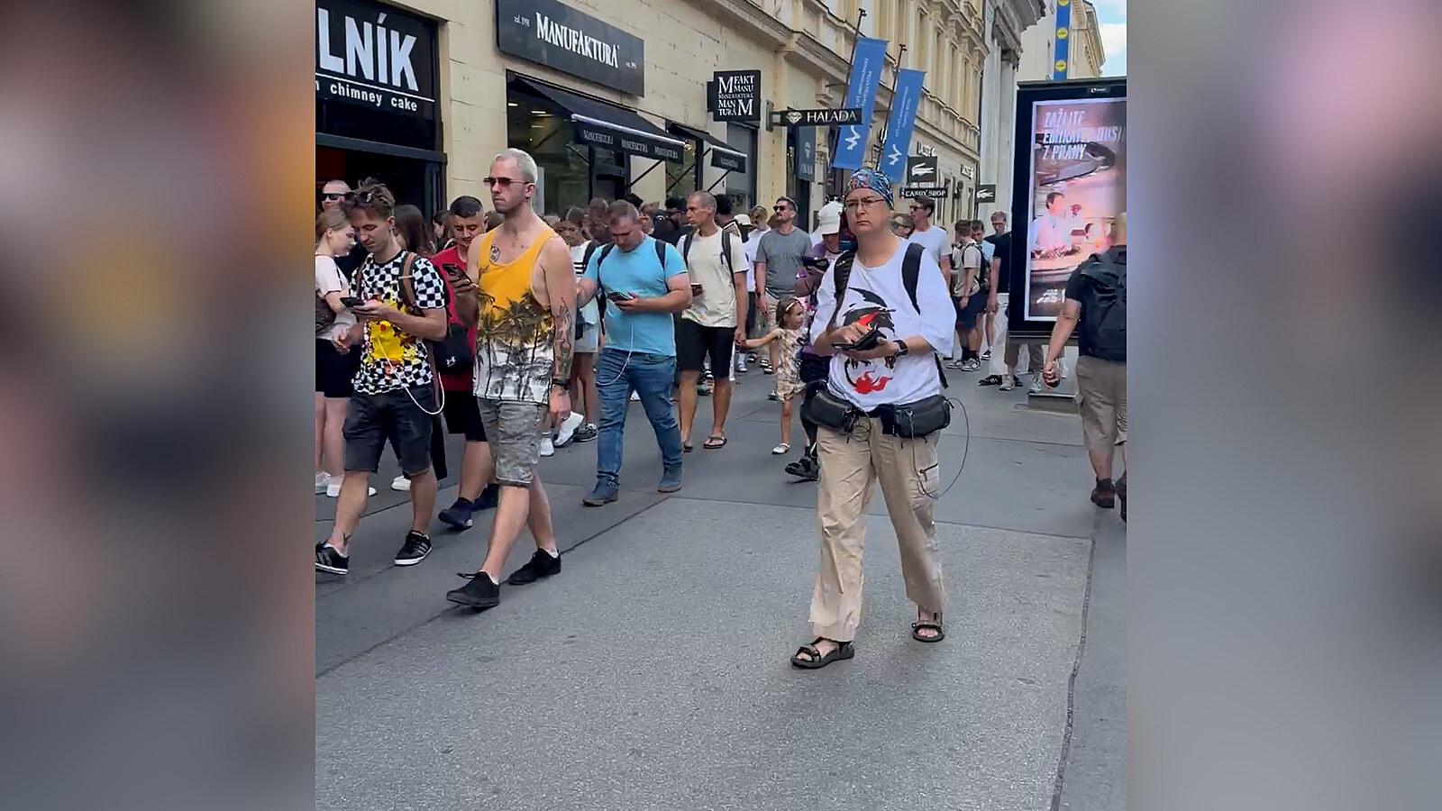 Lovci pokémonů zaplnili centrum Prahy. Festival Go Fest přilákal stovky hráčů