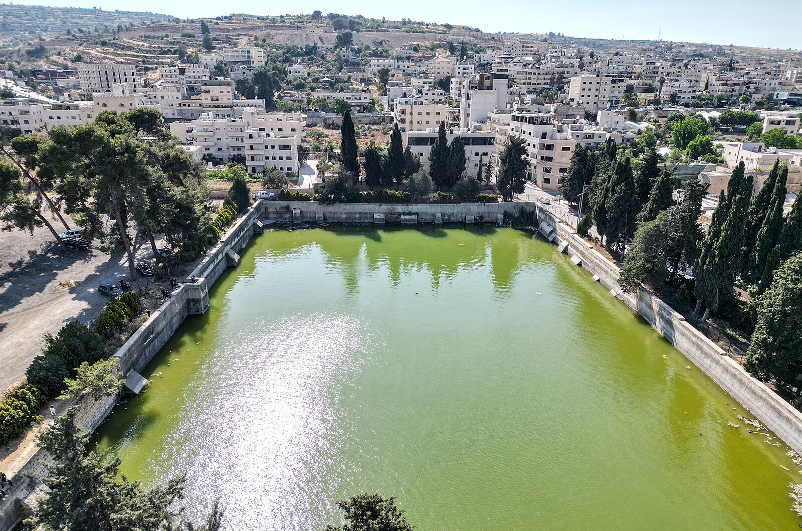 „Tohle je naše země.“ Izrael chce zabavit Palestincům historické vodní nádrže