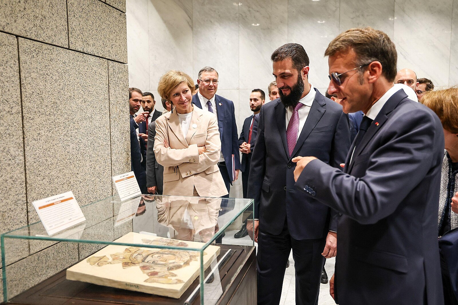 Syřanům se po patnácti letech vrátily jejich památky. Z Francie je přivezl Macron
