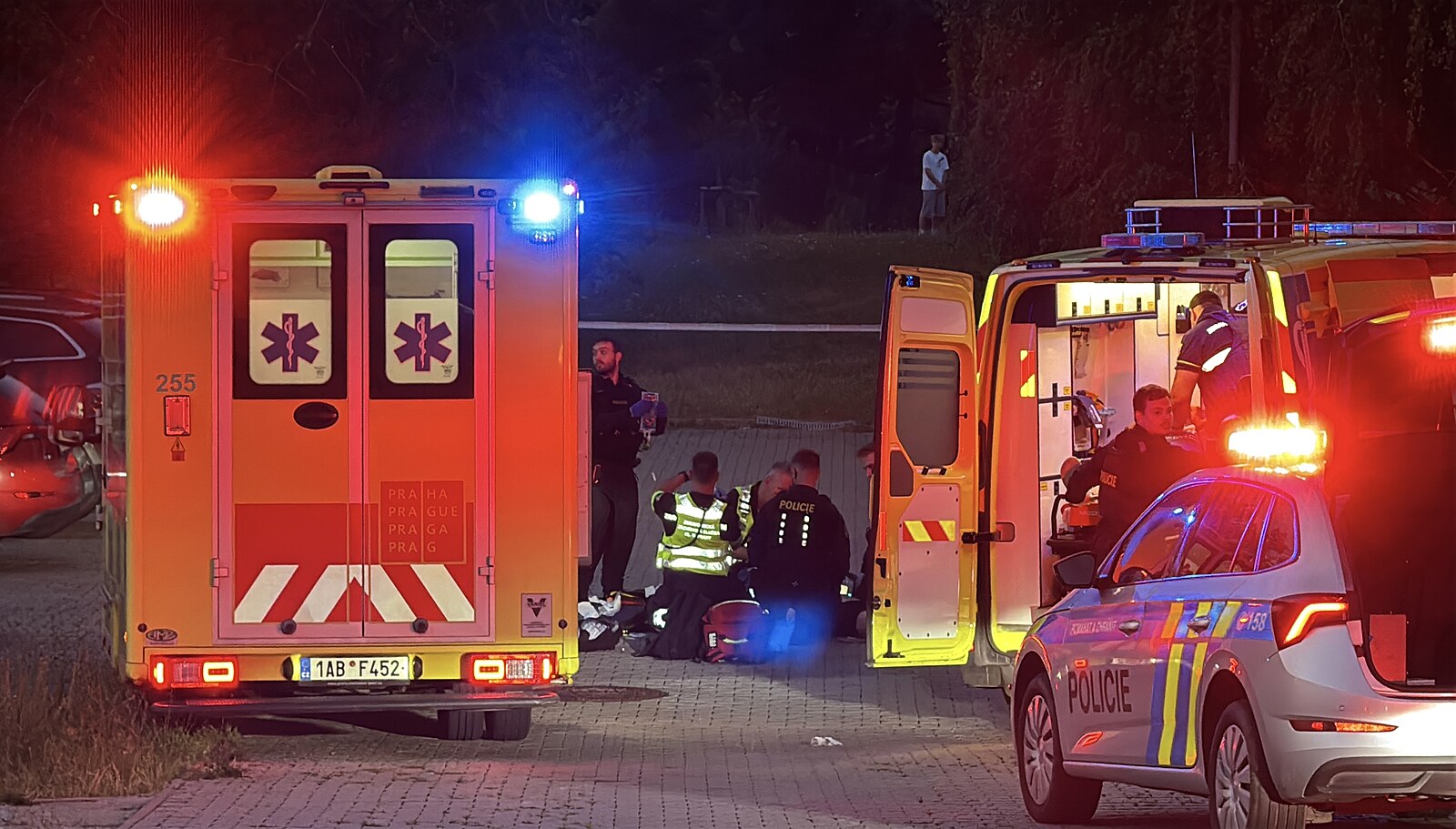 Muž na pražské ubytovně zavraždil člověka sekerou. Policisté útočníka zastřelili