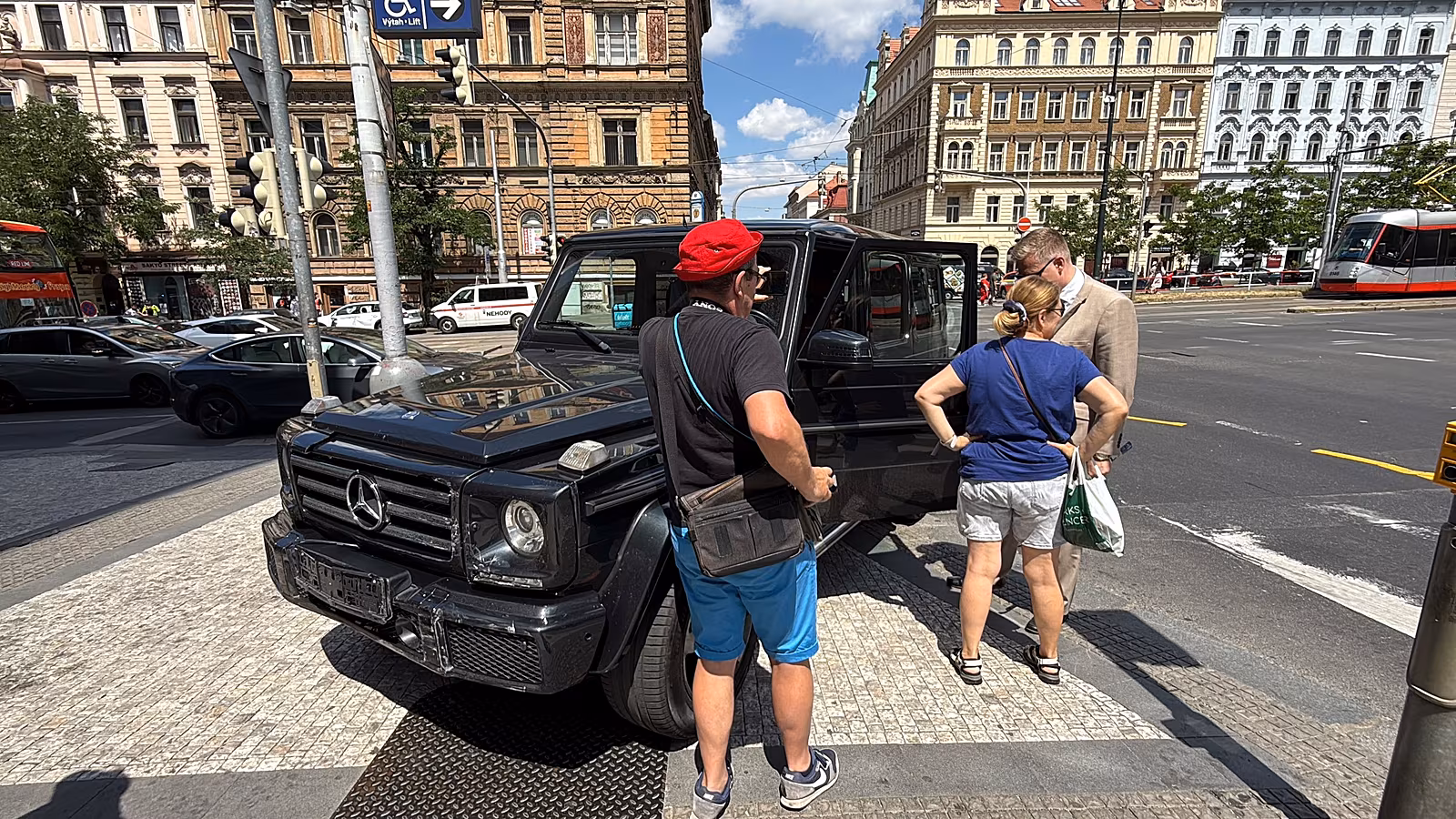 Filip Turek se v centru Prahy srazil s nemocni�n�m autem. To skon�ilo na...