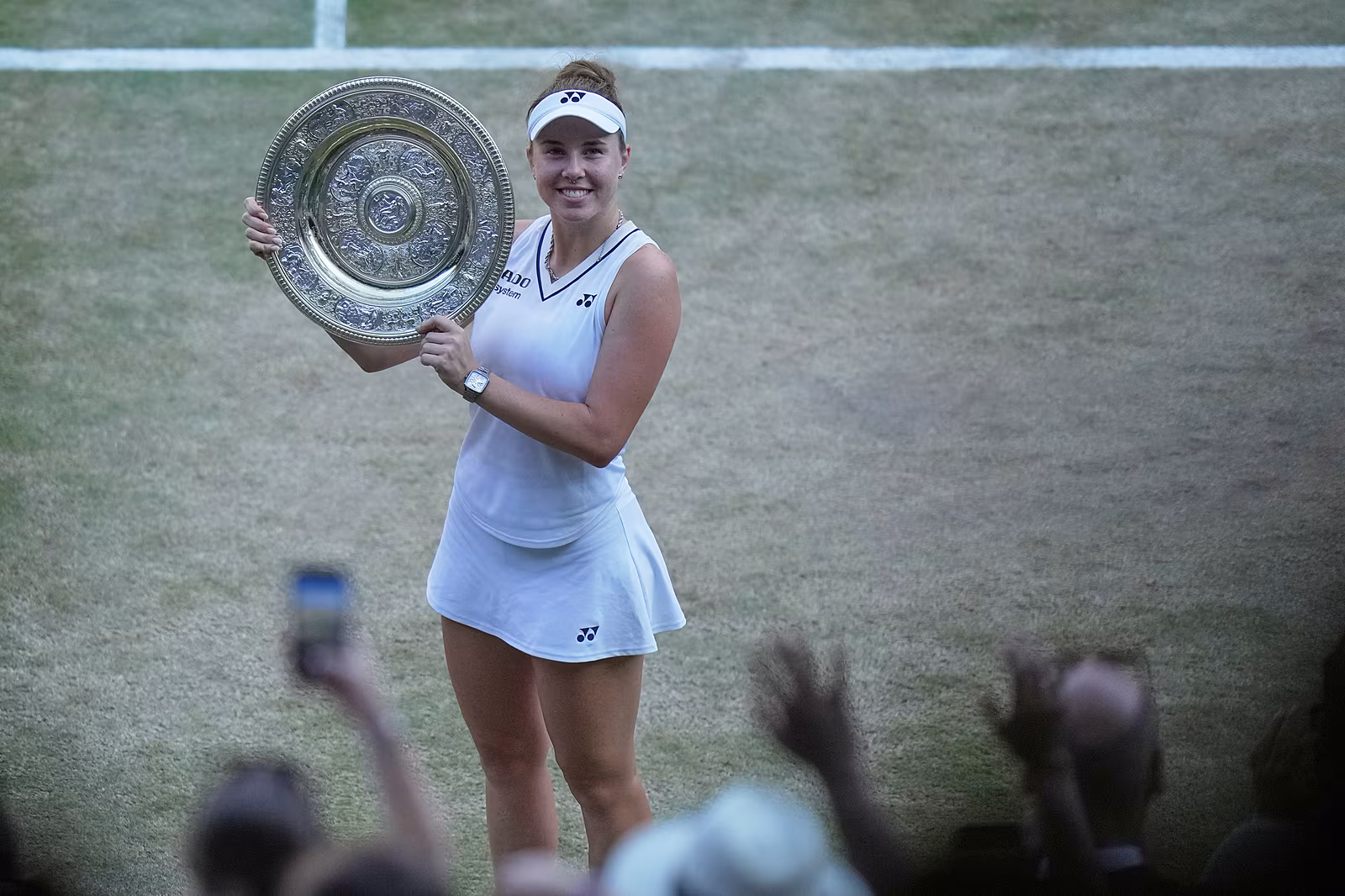 Linda Noskov� p�zuje s wimbledonskou trofej�.