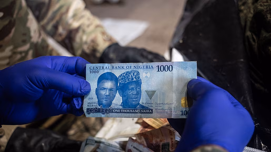 Ukrajinský voják ukazuje nigerijskou bankovku, kterou m�l u sebe Afri�an...