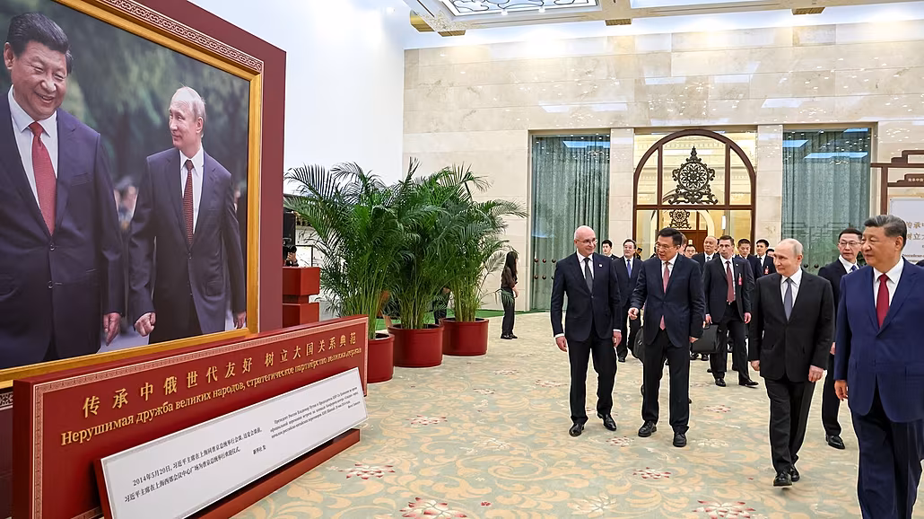 �ínský prezident Si �in-pching svému ruskému prot�j�ku Vladimiru Putinovi p�i...