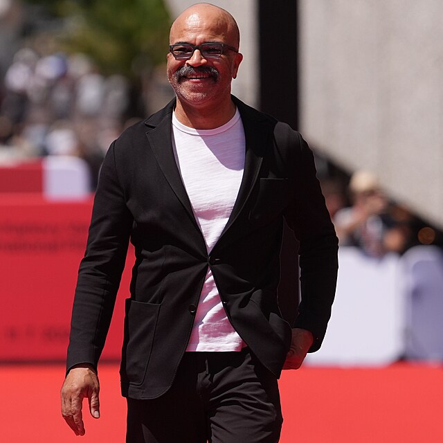 Jeffrey Wright na �erven�m koberci KVIFF (10. �ervence 2026)