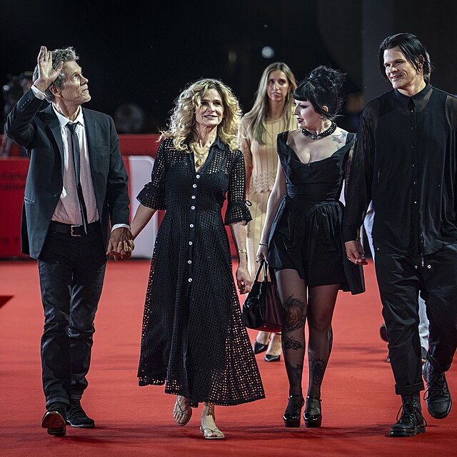 Kevin Bacon, Kyra Sedgwickov� a jejich syn Travis s p��telkyn� na �erven�m...