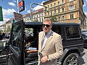 Turek se v centru Prahy srazil se sanitkou, nemocni�ní auto skon�ilo na st�e�e