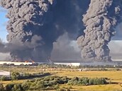 Ze skladu se valí kou� po smrtících útocích ukrajinských dron� ve m�st�...