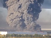 Ze skladu se valí kou� po smrtících útocích ukrajinských dron� ve m�st�...