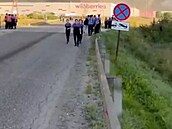 Ze skladu se valí kou� po smrtících útocích ukrajinských dron� ve m�st�...