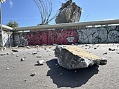 Betonová skulptura Rovnováha na Barrandovském most� se z�ítila. (17. �ervence...