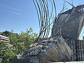 Betonová skulptura Rovnováha na Barrandovském most� se z�ítila. (17. �ervence...