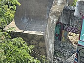 Betonová skulptura Rovnováha na Barrandovském most� se z�ítila. (17. �ervence...
