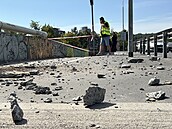 Betonová skulptura Rovnováha na Barrandovském most� se z�ítila. (17. �ervence...