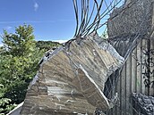 Betonová skulptura Rovnováha na Barrandovském most� se z�ítila. (17. �ervence...