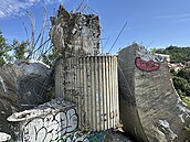 Betonová skulptura Rovnováha na Barrandovském most� se z�ítila. (17. �ervence...