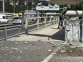 Betonová skulptura Rovnováha na Barrandovském most� se z�ítila. (17. �ervence...