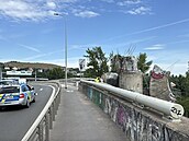 Betonová skulptura Rovnováha na Barrandovském most� se z�ítila. (17. �ervence...
