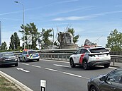 Betonová skulptura Rovnováha na Barrandovském most� se z�ítila. (17. �ervence...
