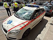 Filip Turek se v centru Prahy srazil s nemocni�ním autem. To skon�ilo na...