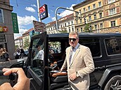 Poslanec Filip Turek u svého vozu, kterým v centru Prahy narazil do...