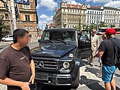 Poslanec Filip Turek u svého vozu, kterým v centru Prahy narazil do...