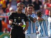 Argentinec Enzo Fernández tleská rozhod�ímu Slavku Vin�i�ovi ve finále MS.