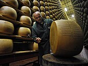 Pracovník kontroly kvality prohlí�í bochník sýra Parmigiano Reggiano.