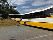 Srá�ka dvou autobus� s cestujícími u Oleksovic na Znojemsku uzav�ela silnici...