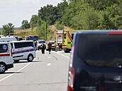 Na Znojemsku se st�etly dva autobusy, na míst� je 40 zran�ných. (18. �ervence...
