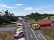 Na Znojemsku se st�etly dva autobusy, na míst� je 40 zran�ných. (18. �ervence...
