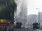 Hasi�i mají po�ár budovy ve Zlín� pod kontrolou. Hasební práce na míst�...