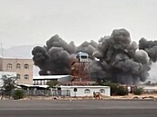 Jemenské vládní jednotky bombardovaly ranvej mezinárodního leti�t� v Saná, aby...