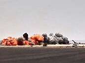 Jemenské vládní jednotky bombardovaly ranvej mezinárodního leti�t� v Saná, aby...