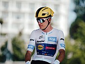Mathias Vacek v bílém dresu na startu 6. etapy Tour de France