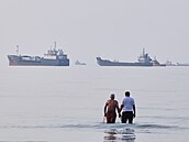 Zakotvené lod� na pob�e�í u m�sta Bandar Abbás v Íránu. Nap�tí v Hormuzském...