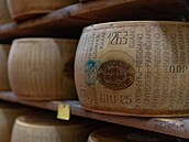 Dlouho zrající Parmigiano Reggiano pat�í mezi nejdra��í b�n� dostupné sýry,...