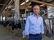 Nicola Bertinelli, p�edseda konsorcia Parmigiano Reggiano, pózuje pro...