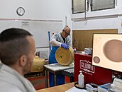 Technici provád�jí rentgenové vy�et�ení bochníku sýra Parmigiano Reggiano za...