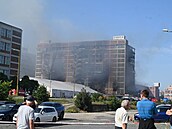 Druhý den zasahují hasi�i u devastujícího po�áru 34. budovy ba�ovského areálu...