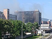 Druhý den zasahují hasi�i u devastujícího po�áru 34. budovy ba�ovského areálu...