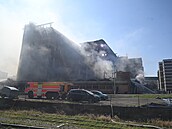 Druhý den zasahují hasi�i u devastujícího po�áru 34. budovy ba�ovského areálu...