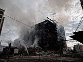 Stovky hasi�� druhý den bojovali s rozsáhlým po�árem nejmohutn�j�í budovy ve...