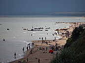 Rusové relaxují na plá�i u Azovského mo�e. (15. �ervence 2026)