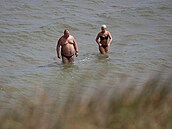 Rusové se koupou v Azovském mo�i. Snímek pochází z vesnice Ku�ugury. (15....