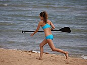 Rusové relaxují na plá�ích u Azovského mo�e. Snímek pochází z vesnice Ku�ugury....