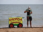 Rusové relaxují na plá�ích u Azovského mo�e. Snímek pochází z vesnice Ku�ugury....