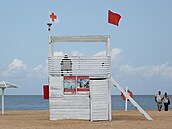 Rusové relaxují na plá�ích u Azovského mo�e. Snímek pochází z vesnice Ku�ugury....